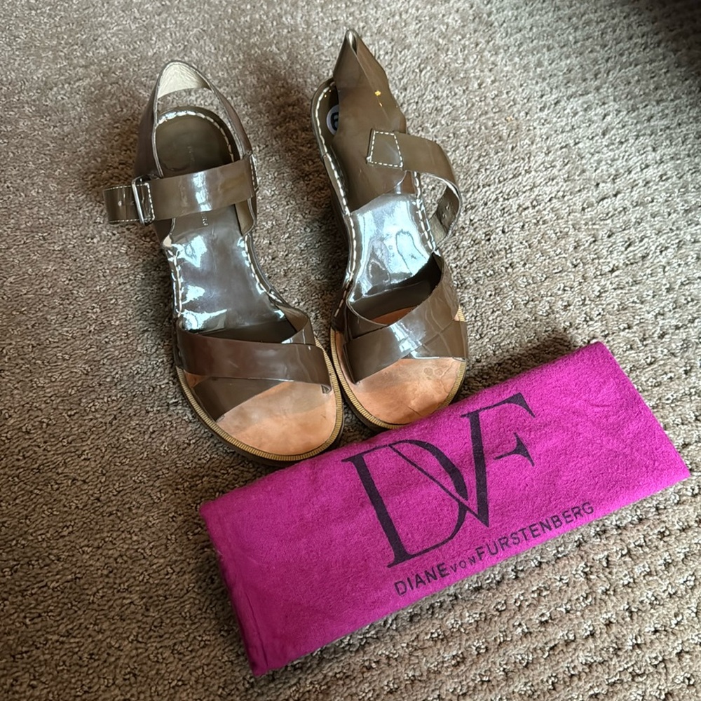 DVF Vintage 2010s Brown Patent Leather Wedges! 💕